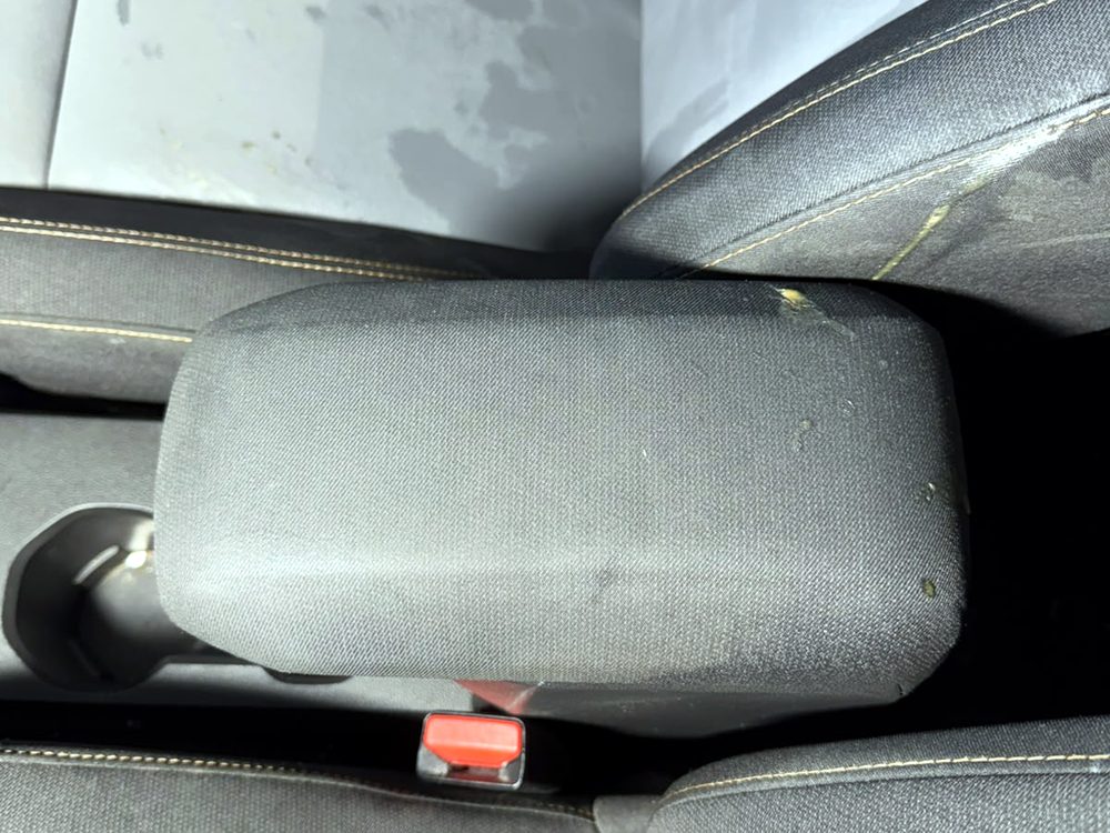 Naslon za ruku s mrljama prije obrade
