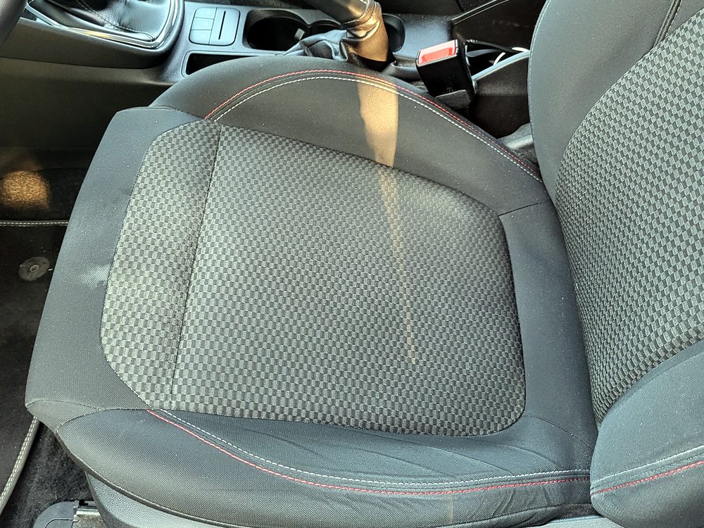 Prednje sjedalo Ford Fiesta prije dubinskog čišćenja